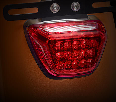 Sportster XL 1200 Custom Limited A / LED-Rcklicht:    Dezent im Look, aber gro und hell, wenn Sie es wirklich brauchen. Das LED-Rcklicht der Sportster 1200 Custom Limited Edition A passt perfekt zur Kontur des Heckfenders, und die Anordnung reaktionsschneller roter Leuchtdioden ist weder bei Tag noch bei Nacht zu bersehen. Eng an das Rcklicht schmiegt sich die Halterung fr das Kennzeichen.
