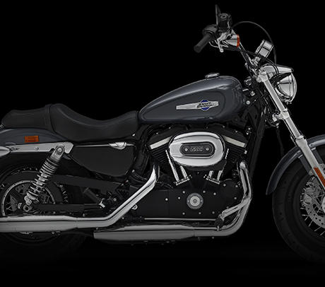 Sportster XL 1200 Custom Limited B / 1200 Custom Limited Edition B:    Fr alle, die es so schwarz und so reduziert wie mglich lieben, haben wir die 1200 Custom Limited Edition B entworfen. Sie rollt auf schwarzen Drahtspeichenrdern, mattschwarz ist ihr Lack, in Schwarz und Mattschwarz prsentiert sich der Motor, und mit dem Mini-Apehanger-Lenker recken Sie die Fuste in den Wind.
