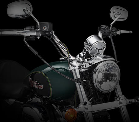 Sportster Super Low 1200 T / Leicht demontierbares Windschild:    Die SuperLow 1200T ist wie geschaffen fr endlose Kilometer in Richtung Horizont. Und im Handumdrehen legen Sie einen beraus cleanen Look frei. Oder falls Sie einfach nur ein bisschen mehr vom Fahrtwind spren mchten...
