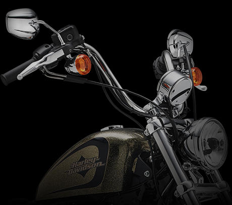 Sportster XL 1200 Seventy-Two / Mini-Apehanger-Lenker:    Ergreifen Sie den Mini-Apehanger-Lenker aus Edelstahl und strecken Sie Ihre Fuste in den Wind  er versetzt Sie zurck in die glorreichen Jahre des Chopper-Cruisings. Um den Look clean zu halten, wurden die Kabel im Lenker verlegt.
