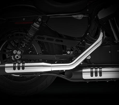 Sportster Forty-Eight / Neue Auspuffanlage:    Um noch besser zu sein, als es die knftigen, weltweiten Emissionsstandards fordern, haben wir eine neue Auspuffanlage entworfen. Sie sorgt nicht nur fr eine beraus beeindruckende Power sondern auch fr einen imposanten Sound, der Ihre Maschine unmissverstndlich als Harley-Davidson kennzeichnet. Natrlich entspricht auch das Design mit den uerst robusten Endschalldmpfern und klassischen Hitzeschilden exakt Ihren Vorstellungen von einem echten US-Bike. Der Katalysator und beheizbare O2-Sensoren stellen sicher, dass nicht nur die Umwelt sondern auch Ihr Fahrgefhl profitiert.
