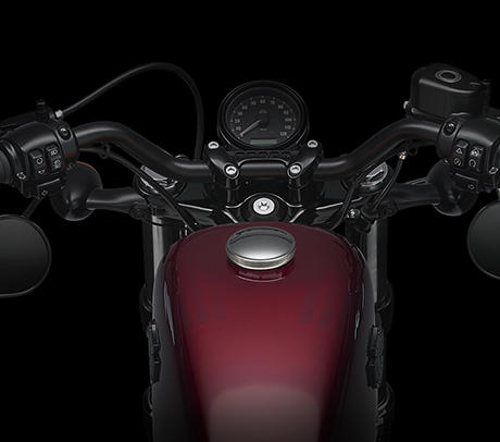 Sportster Forty-Eight / Neue optimierte Fahrwerksgeometrie:    Das dunkle Streetfighter-Styling der Forty-Eight begeistert schon beim ersten Blick. Doch sie hat noch viel mehr zu bieten! Eine auf die breiten Reifen abgestimmte Fahrwerksgeometrie sorgt fr optimalen Fahrkomfort. Trotz des bulligen Looks ist das Handling agil, leicht und przise.
