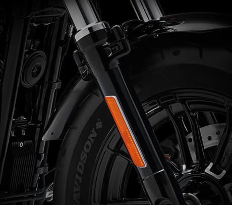 Sportster Forty-Eight / Neue Cartridge-Gabel mit 49 mm Standrohr&shydurchmesser:    Das neue Frontend der Forty-Eight weist eine Gabel mit 49 Millimetern Standrohrdurchmesser auf. Die massive neue Gabel bildet nicht nur optisch die perfekte Verbindung zwischen dem extrabreiten Vorderreifen und den robusten Gabelbrcken. Dieses Design ist einzigartig. Das Handling dagegen prsentiert sich ganz und gar nicht brutal. Das Innenleben der neuen Gabel hlt die Sportster mit moderner Cartridge-Dmpfungstechnologie feinfhlig in der Spur. Das Resultat: ein feinfhliges Ansprechverhalten fr hchste Spurtreue auf kurvigen Landstraen.
