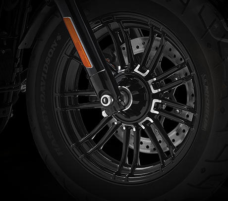 Sportster Forty-Eight / Neue 9-Speichen-Aluminiumgussrder:    Bei so viel Gummi unter der Forty-Eight mussten echte Hardcore-Felgen her. Das eigens entwickelte 9-Speichen-Design in schwarz trgt gefrste Akzente. Passend dazu die Riemenscheibe und der Schwimmsattel der Vorderradbremse im gleichen Design. Leichtmetall-Gussrder verleihen dem massigen Designs berraschend geringe ungefederte Massen.
