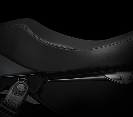 Sportster XL 883 SuperLow / Niedrige Sitzhhe:    Der niedrige, ergonomische Sitz der SuperLow sorgt fr ein entspanntes Handling. Die niedrige Sitzhhe von 695 mm und der schlanke Rahmen erleichtern das problemlose Manvrieren in smtlichen Geschwindigkeitsbereichen - in engen Kurven und auf gerader Strecke. Steigen Sie auf, geben Sie Gas und genieen Sie Ihre Freiheit.
