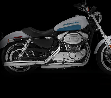 Sportster XL 883 SuperLow / Neue Federung vorn und hinten:    Seit die erste Sportster 1957 das Werk in Milwaukee verlie, ist die Strae ihr Revier. Ein kraftvoller Antritt und ein schnrkelloses Design sind das Rezept ihres Erfolgs. Dazu kommt von jeher ein leichtes Handling. Da ist es nur recht, der jngsten Generation der Sportster Familie ein entscheidendes Plus an Fahrkomfort hinzuzufgen. Vorn minimiert eine massive Gabel mit Cartridge-Dmpfung und 39 Millimeter Standrohrdurchmesser die Verwindungen. Hinten verfgt sie ber Gasdruck-Federbeine mit einstellbarer Federvorspannung. Sie bgeln Fahrbahnunebenheiten verlsslich weg und gestatten es, die Federung exakt einzustellen. Mit einem Dreh an der Einstellvorrichtung erreichen Sie exakt die bentigte Federvorspannung.