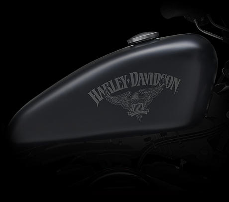 Sportster XL 883 Iron / Klassischer Peanut-Kraftstofftank:    Der klassische 12,5 Liter fassende Peanut-Kraftstofftank zhlt seit Jahrzehnten zu den charakteristischen Merkmalen der Harley-Davidson Sportster Modelle  und seine Beliebtheit ist ungebrochen. Das liegt nicht zuletzt daran, dass seine klare Linienfhrung die schnrkellose Silhouette der Maschine unterstreicht. Die perfekte Kombination von Charakter und Look.
