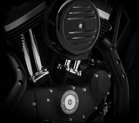 Sportster XL 883 Iron / Komplett schwarzes Harley-Davidson Styling pur:    Genieen Sie den unverwechselbaren Look des 883 cm Evolution Motors, der an seiner Herkunft keine Zweifel aufkommen lsst. Er ist voll und ganz im echten Harley-Davidson Stil gestaltet  mit einer Liebe zum Detail, die Sie bei anderen Marken vergeblich suchen werden. Im Zentrum: der aus Stahl geformte und in glnzendem schwarz beschichtete, runde Luftfilterdeckel. Die schwarzen, pulverbeschichteten Zylinderkpfe und Zylinder bilden einen prgnanten Kontrast zum Chrom der Ventildeckel und Stelstangen. Ein aus Metall gefertigtes Juwel: pur und vor Kraft strotzend. Von der klassischen Linie seiner Khlrippen bis hin zu den klaren Konturen seiner Gehuse und Deckel ist der 883 cm Evolution Motor ein rckhaltloses Bekenntnis zu allem, was der Zufriedenheit des Fahrers dient.
