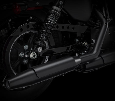 Sportster XL 883 Iron / Neue Auspuffanlage:    Um noch besser zu sein, als es die knftigen, weltweiten Emissionsstandards fordern, haben wir eine neue Auspuffanlage entworfen. Sie sorgt nicht nur fr eine beraus beeindruckende Power sondern auch fr einen imposanten Sound, der Ihre Maschine unmissverstndlich als Harley-Davidson kennzeichnet. Natrlich entspricht auch das Design mit den uerst robusten Endschalldmpfern und klassischen Hitzeschilden exakt Ihren Vorstellungen von einem echten US-Bike. Der Katalysator und beheizbare O2-Sensoren stellen sicher, dass nicht nur die Umwelt sondern auch Ihr Fahrgefhl profitiert. 
