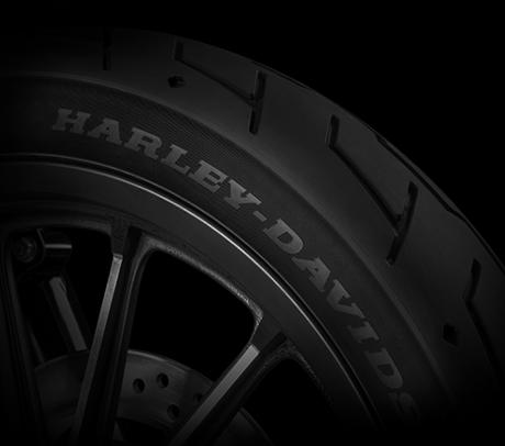 Sportster XL 883 Iron / Michelin Scorcher Reifen:    Die Scorcher-Reifen von Michelin bieten eine berlegene Performance, einen erstklassigen Grip, eine beeindruckende Laufleistung und ein ausgezeichnetes Handling. Genauso, wie Sie es erwarten! Ihr tiefes Profil verbessert die Wasserdrainage. Die Haftung und Laufleistung der Reifen werden zudem durch die Gummimischung mit der neuesten Generation der synthetischen Polymere von Michelin erhht. Der Hinterreifen verfgt ber einen Aramidgrtel, der fr zustzliche Stabilitt bei hohen Geschwindigkeiten brgt. 

