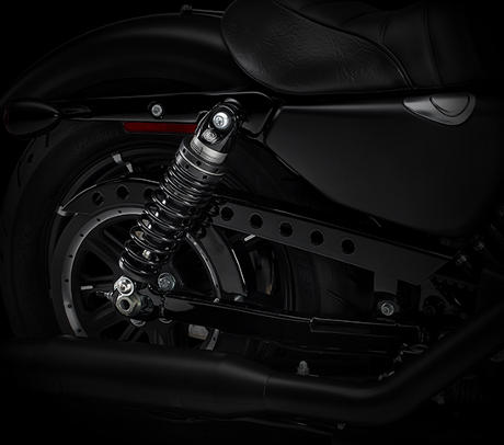 Sportster XL 883 Iron / Neu: Niedriger Sitz und tiefer gelegtes Fahrwerk:    Die Kombination aus einem in 735 mm Hhe ber dem Asphalt angebrachten Sitz und einem an Front und Heck tiefergelegtem Fahrwerk sorgt unmittelbar fr ein gutes Gefhl  ganz unabhngig von Ihrer Statur und Ihrer Fahrpraxis. Genieen Sie ein agiles Bike fr den kurzen Trip in die City und die lange Tour durch die Kurven Ihrer Hausstrecke. 
