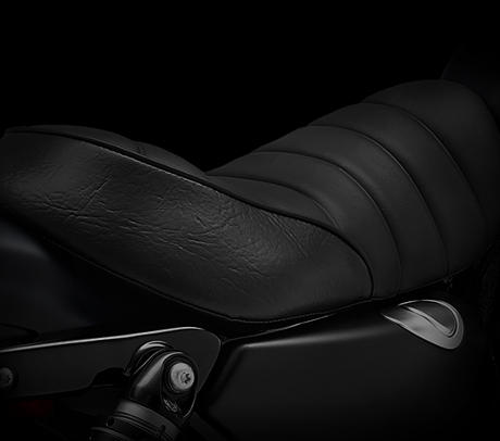 Sportster XL 883 Iron / Neuer Tuck-and-Roll-Sitz:    Nehmen Sie einfach mal Platz auf der Iron 883 -  Sie werden staunen, wie etwas, dass so hart wirkt, so komfortabel sein kann. Das Tuck and Roll Design stammt aus den frhen Bobber-Tagen, bietet dank moderner Werkstoffe aber zeitgemen Komfort. 
