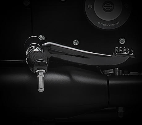 Sportster XL 883 Iron / Mittig montierte Furasten:    Lenker, Sitz und die mittig montierten Furasten der Iron 883 bilden ein ergonomisch gnstiges Dreieck. Eine vertrauensbildende Manahme  nicht nur bei Einsteigern und bei Fahrern kleinerer Statur.
