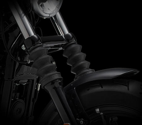 Sportster XL 883 Iron / Neue Cartridge-Gabel:    So gut die Iron 883 am Motorradtreff auch aussieht: Zuerst einmal ist sie eine Sportster. Das heit, sie ist nicht zum Stillstehen gemacht. Alle Sportster Modelle zeichnen sich durch ein aufgewertetes Fahrwerk aus, angefangen mit der breiten neuen Cartridge-Gabel. Sie spricht feinfhlig an und sorgt fr begeisternde Spurtreue auf kurvigen Landstraen.