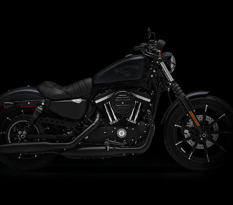 Sportster XL 883 Iron / Neu: Komplett schwarzer Look:    Minimalistisch, pur und dster: Die Iron 883 ist eine Maschine, die nahezu ohne Chrom auskommt  ein Bike, das seinen Minimalismus offensiv zur Schau trgt: ein schwarz pulverbeschichteter Motor mit 883 cm und schwarzen Ventildeckeln. Ein schwarzer, runder Luftfilterdeckel. Schwarze, gechoppte Fender, die den Blick auf die Reifen frei geben. Eine schwarze Gabel mit Faltenblgen. Eine schwarze ltank- und Riemenabdeckung sowie ein schwarzer Drag Bar Lenker. Last but not least schwarze Speichen-Aluminiumgussrder. All das verleiht der Iron 883 einen besonders rebellischen Charme  und lsst Raum fr Ihr ganz individuelles Customizing.
