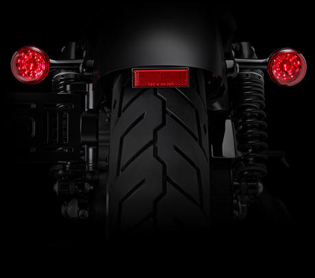 Sportster XL 883 Iron / LED-Blinker mit integriertem Rck- und Bremslicht:    Wo Retro-Design auf moderne Technik trifft: Die beiden schwarzen LED-Bullet-Blinker mit integrierter Rck- und Bremslichtfunktion machen weitere Leuchten unntig und sorgen fr einen cleanen, minimalistischen Look.
