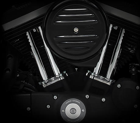 Sportster XL 883 Iron / Neues Bullet Hole Design:    Das Bullet Hole Design von Riemenabdeckung, Krmmer-Hitzeschild und Frontfender gehren bei dieser Motorradgattung dazu. Sie stammen aus der Zeit als Bobber-Fans noch in smtliche Metallteile Lcher bohrten, um Gewicht zu sparen und um schneller auf und davon zu sein.
