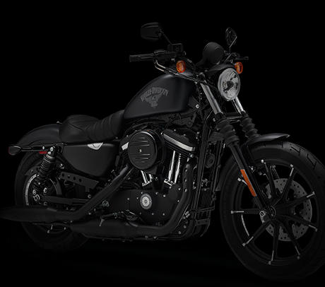 Sportster XL 883 Iron / Neue Lackierung:    Der Iron 883 gehrt die Strae - das zeigen auch ihre neuen Lackierungen. Diese Lackierungen passen perfekt in den Grostadtdschungel und brauchen nicht viel Pflege. Urbane Designs mit markanter Ausstrahlung. Die Iron 883 will nicht mit dem Gartenschlauch und warmem Wasser verwhnt werden. Stattdessen will sie einfach gefahren werden! Fahren. Abstellen. Fahren. usw.
