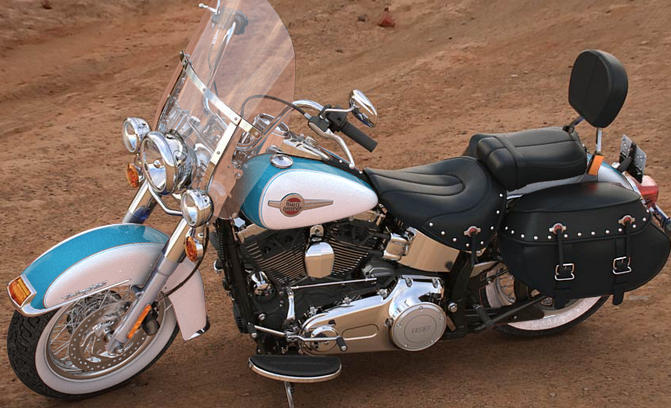 Softail Heritage Classic Modell 2016 in Crushed Ice Pearl & Frosted Teal Pearl Softail Heritage Classic Modell 2016 in Crushed Ice Pearl & Frosted Teal Pearl