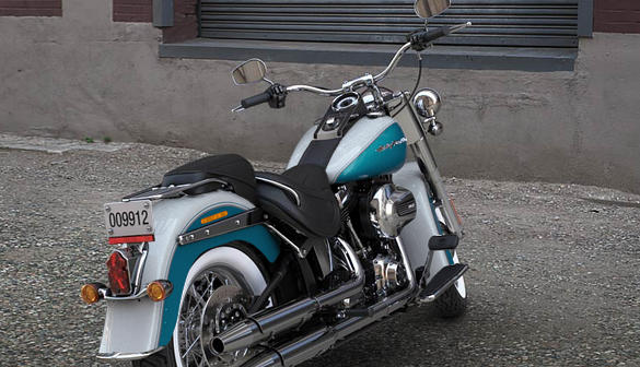Softail Deluxe Modell 2016 in Crushed Ice Pearl & Frosted Teal Pearl Softail Deluxe Modell 2016 in Crushed Ice Pearl & Frosted Teal Pearl