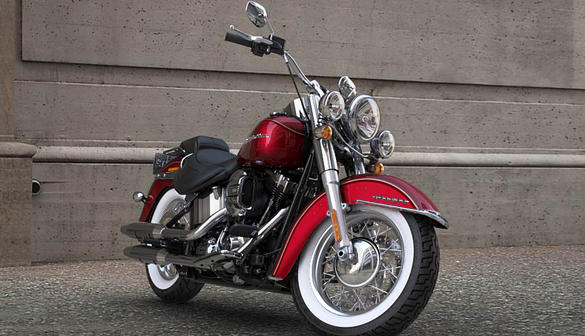 Softail Deluxe Modell 2016 in Mysterious Red Sunglo & Velocity Red Sunglo