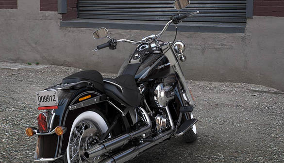 Softail Deluxe Modell 2016 in Vivid Black Softail Deluxe Modell 2016 in Vivid Black