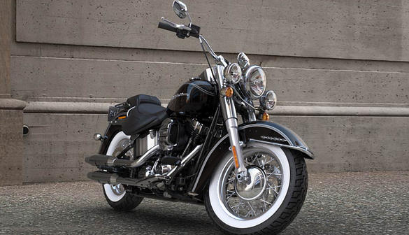 Softail Deluxe Modell 2016 in Vivid Black Softail Deluxe Modell 2016 in Vivid Black