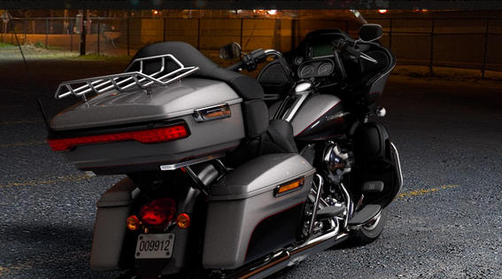 Road Glide Ultra Modell 2016 in Billet Silver & Vivid Black