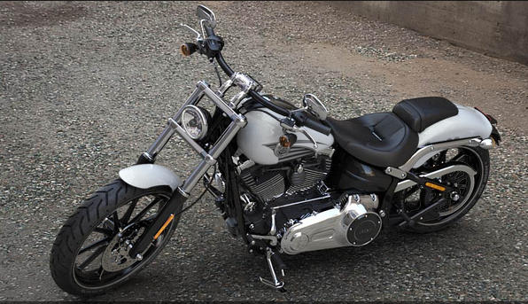 Softail Breakout Modell 2016 in Crushed Ice Pearl