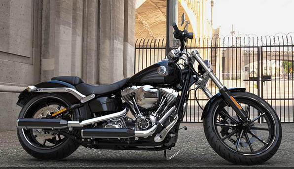 Softail Breakout Modell 2016 in Vivid Black Softail Breakout Modell 2016 in Vivid Black