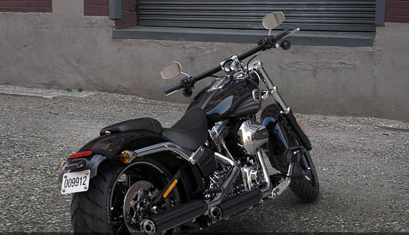Softail Breakout Modell 2016 in Vivid Black Softail Breakout Modell 2016 in Vivid Black