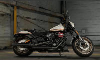 CVO Pro Street Breakout Limited Modell 2016 in White Gold Pearl / Starfire Black CVO Pro Street Breakout Limited Modell 2016 in White Gold Pearl / Starfire Black