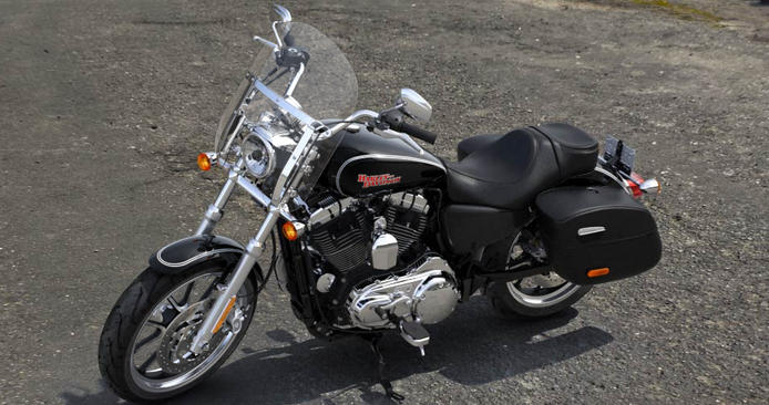 Sportster Super Low 1200 T Modell 2016 in Vivid Black