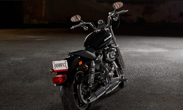 Sportster XL 883 SuperLow Modell 2016 in Vivid Black