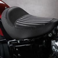 Softail Slim / Flacher Solositz im Tuck and Roll-Style