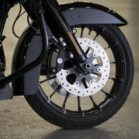 Road Glide Special / Neue Talon-Rder in Schwarz