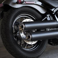 Softail Street Bob / Hardtail-Optik bei verdeckter Federung