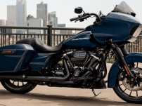 Road Glide Special / Schwarz von vorn bis hinten