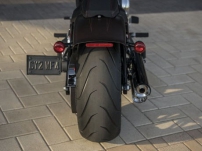 Softail Breakout / Fetter Hinderradreifen mit 240 mm