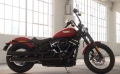 Softail Street Bob Modell 2019 in Wicked Red Denim