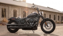 Softail Street Bob / Minimalistischer, roher Bobber-Stil