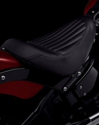 Softail Slim / Tief geschwungenes Tuck-and-Roll-Polster