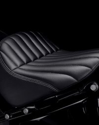 Softail Standard / Tief geschwungener Tuck-and-Roll-Sitz