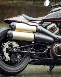 Sportster S / Hoch montierte Auspuffanlage